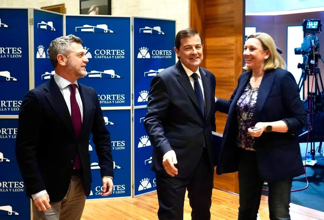 El candidato a la Presidencia de la Junta del Partido Popular, Alfonso Fern&aacute;ndez Ma&ntilde;ueco, junto a Isabel Blanco al t&eacute;rmino del debate