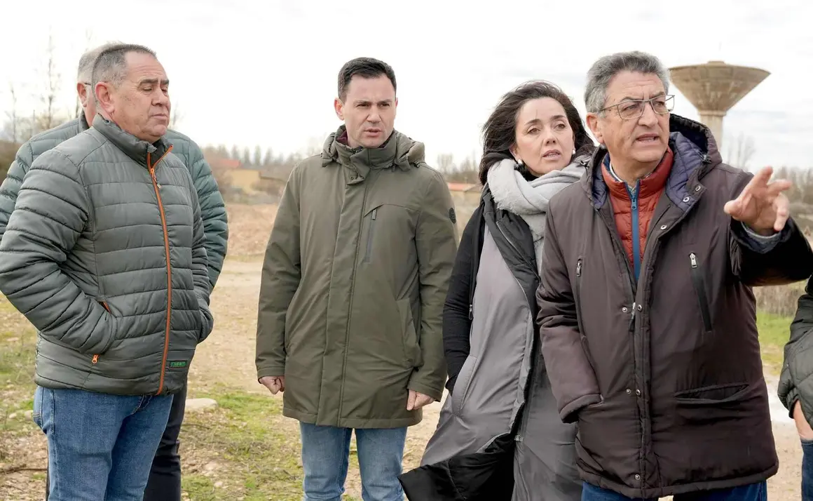 La candidatura del PSOE de Le&oacute;n a las Cortes de Castilla y Le&oacute;n ha denunciado este viernes los retrasos en la ejecuci&oacute;n de las infraestructuras comprometidas en el proceso de modernizaci&oacute;n de los regad&iacute;os del Canal de Villares. Los representantes socialistas visitaron la zona de Huerga de Garaballes para comprobar sobre el terreno las dificultades que, seg&uacute;n aseguran, est&aacute;n afectando a los agricultores.