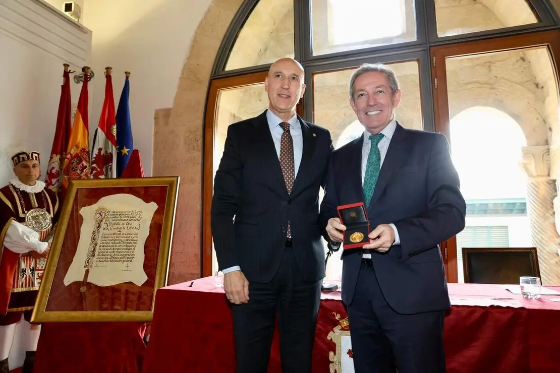 El alcalde de Le&oacute;n, Jos&eacute; Antonio Diez, preside el acto de entrega de la Medalla de Oro de la Ciudad a la C&aacute;mara de Comercio de Le&oacute;n