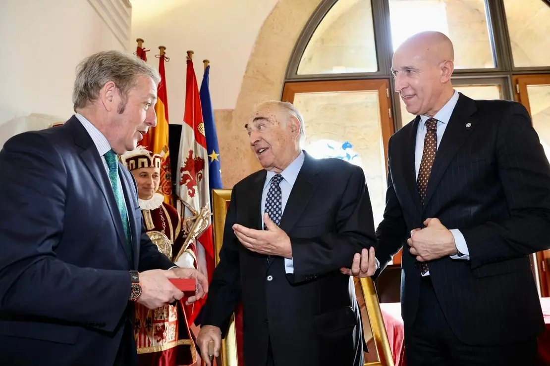 El alcalde de Le&oacute;n, Jos&eacute; Antonio Diez, preside el acto de entrega de la Medalla de Oro de la Ciudad a la C&aacute;mara de Comercio de Le&oacute;n