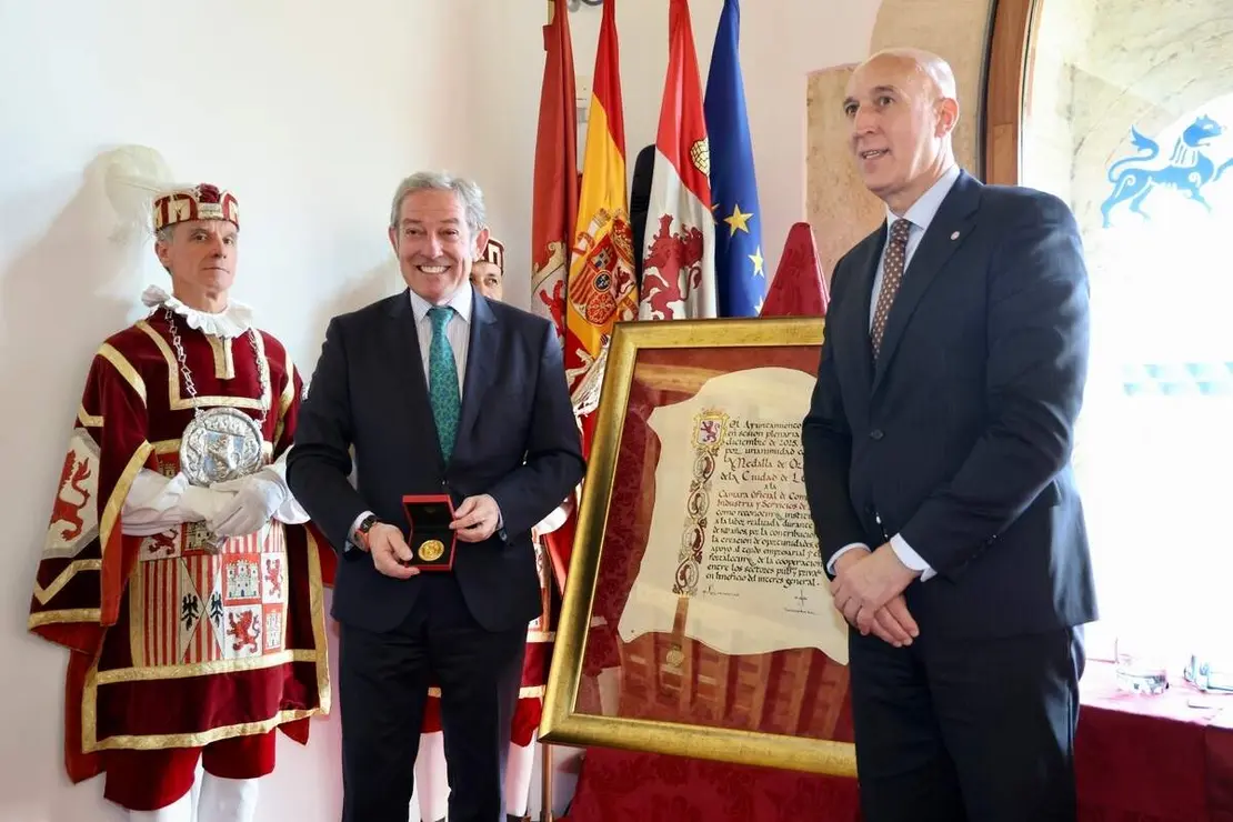 El alcalde de Le&oacute;n, Jos&eacute; Antonio Diez, preside el acto de entrega de la Medalla de Oro de la Ciudad a la C&aacute;mara de Comercio de Le&oacute;n