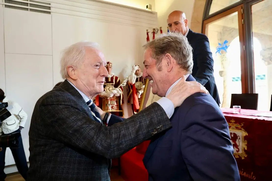 El alcalde de Le&oacute;n, Jos&eacute; Antonio Diez, preside el acto de entrega de la Medalla de Oro de la Ciudad a la C&aacute;mara de Comercio de Le&oacute;n