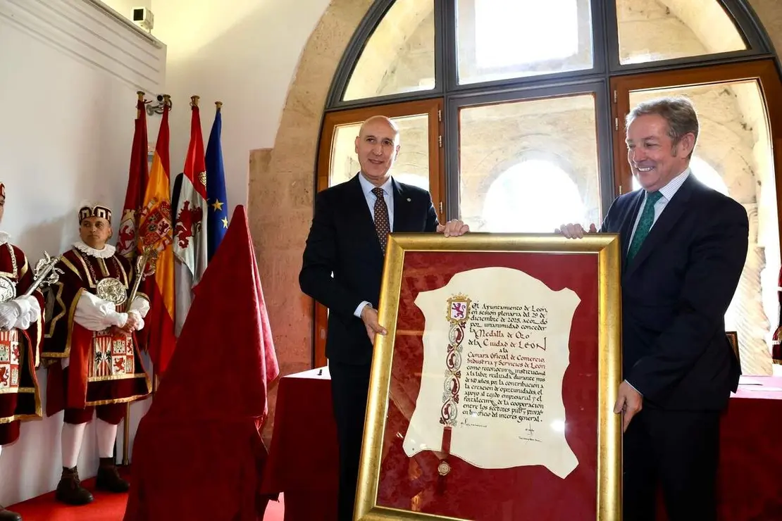El alcalde de Le&oacute;n, Jos&eacute; Antonio Diez, preside el acto de entrega de la Medalla de Oro de la Ciudad a la C&aacute;mara de Comercio de Le&oacute;n