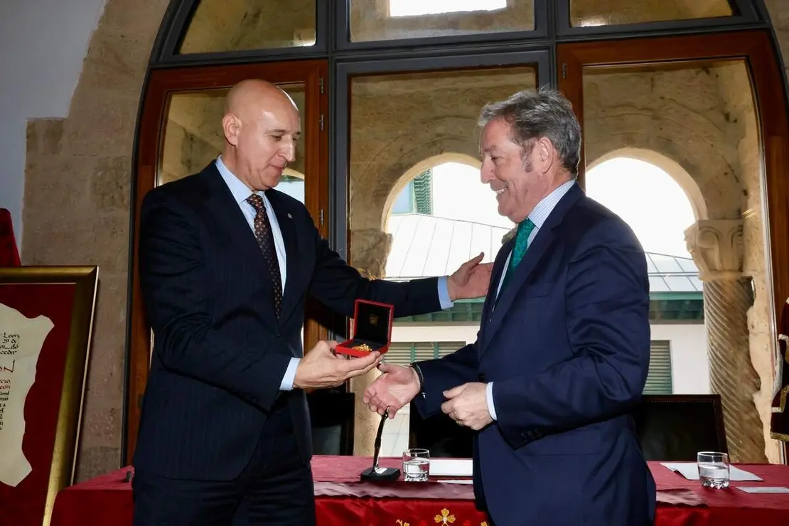 El alcalde de Le&oacute;n, Jos&eacute; Antonio Diez, preside el acto de entrega de la Medalla de Oro de la Ciudad a la C&aacute;mara de Comercio de Le&oacute;n