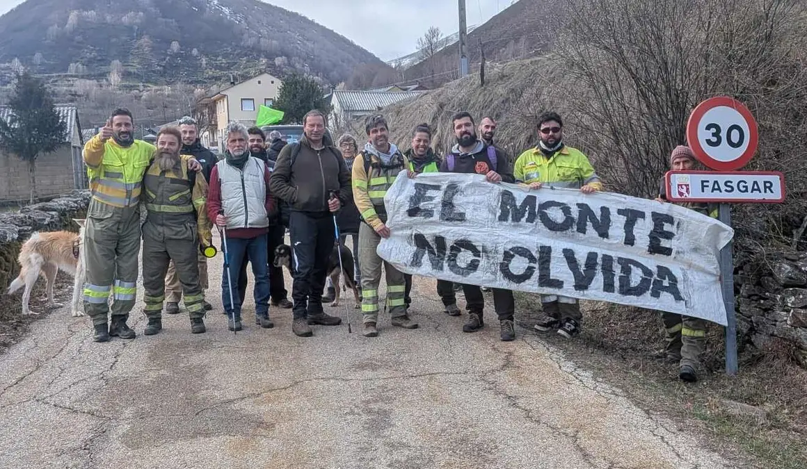 Los trabajadores del operativo de incendios forestales han iniciado este viernes una serie de marchas reivindicativas por territorios arrasados por el fuego el pasado verano en Castilla y Le&oacute;n. La primera de estas movilizaciones discurre entre Riello y Fasgar, en la provincia de Le&oacute;n, y marca el inicio de un calendario de ocho recorridos que se prolongar&aacute;n durante las pr&oacute;ximas jornadas por diferentes comarcas de la comunidad.