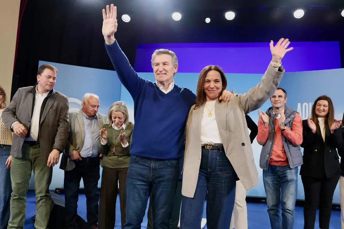 El presidente nacional del Partido Popular, Alberto N&uacute;&ntilde;ez Feij&oacute;o, participa en un acto de campa&ntilde;a junto a la candidata del PP a las Cortes por Le&oacute;n, Mar&iacute;a Jos&eacute; &Aacute;lvarez Casais, en el Teatro Municipal de La Ba&ntilde;eza. Fotos: Campillo