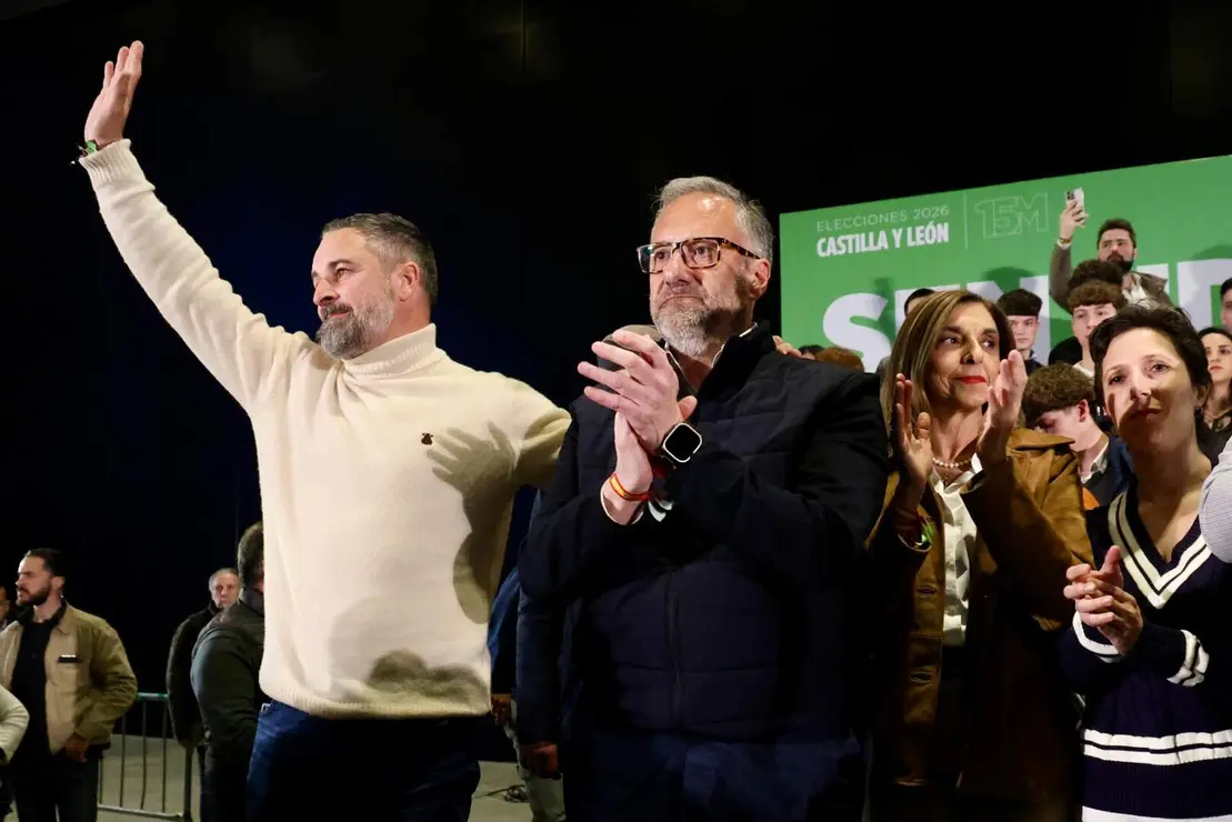El presidente de Vox, Santiago Abascal y el candidato de Vox a la Junta, Carlos Poll&aacute;n, protagonizan un mitin en el Palacio de Congresos de Le&oacute;n. Foto: Campillo