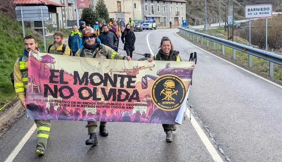 Trabajadores del operativo contra el fuego y vecinos recorren la monta&ntilde;a leonesa en la segunda jornada de las caminatas impulsadas por ATIFCYL para denunciar la gesti&oacute;n forestal y mantener viva la memoria de los grandes incendios del pasado verano.