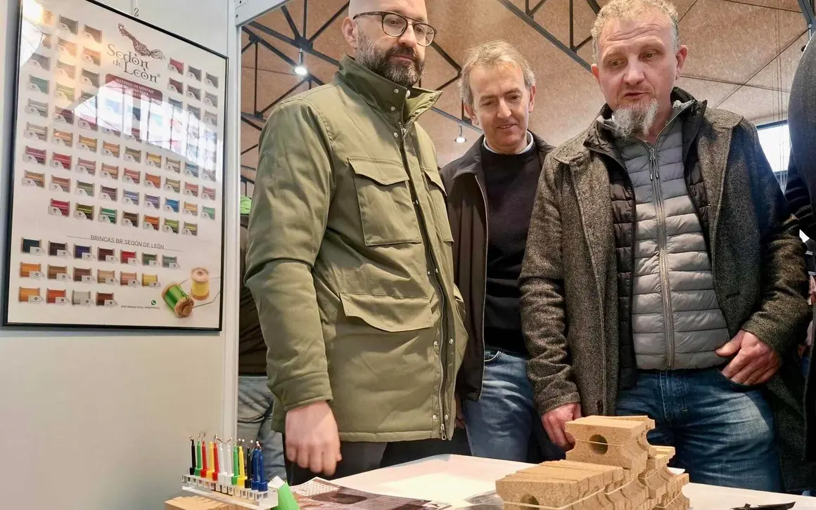 La localidad leonesa de La Vecilla se convierte este fin de semana en un destino destacado para quienes disfrutan de la pesca deportiva y la naturaleza. El municipio acoge la 28&ordf; edici&oacute;n de la Muestra de Gallos de Pluma y Mosca Artificial, un evento que re&uacute;ne a criadores, artesanos y aficionados en torno a una de las tradiciones m&aacute;s singulares de la Monta&ntilde;a leonesa.