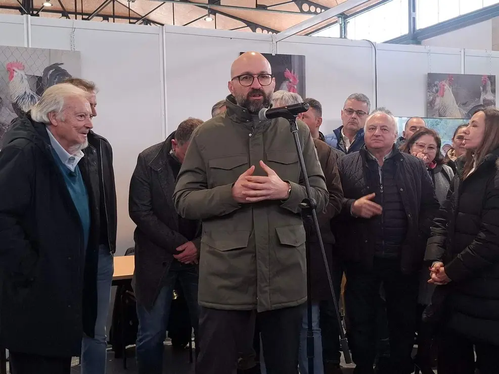 La localidad leonesa de La Vecilla se convierte este fin de semana en un destino destacado para quienes disfrutan de la pesca deportiva y la naturaleza. El municipio acoge la 28&ordf; edici&oacute;n de la Muestra de Gallos de Pluma y Mosca Artificial, un evento que re&uacute;ne a criadores, artesanos y aficionados en torno a una de las tradiciones m&aacute;s singulares de la Monta&ntilde;a leonesa.