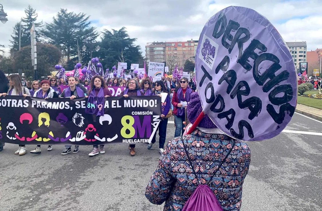 Le&oacute;n ha vuelto a convertirse este 8 de marzo en escenario de una amplia movilizaci&oacute;n con motivo del D&iacute;a Internacional de la Mujer, con una manifestaci&oacute;n impulsada por la Comisi&oacute;n 8M Le&oacute;n que ha reunido a cientos de participantes, en su mayor&iacute;a mujeres, en una marcha que ha recorrido el centro de la capital. Fotos: A.F. Reca
