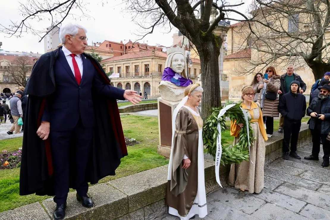 La Federaci&oacute;n de Vecinos Rey Ordo&ntilde;o de Le&oacute;n homenajea a la reina Urraca I, en el 900 aniversario de su muerte, bajo el t&iacute;tulo &lsquo;Por Urraca y todo su reino&rsquo;
