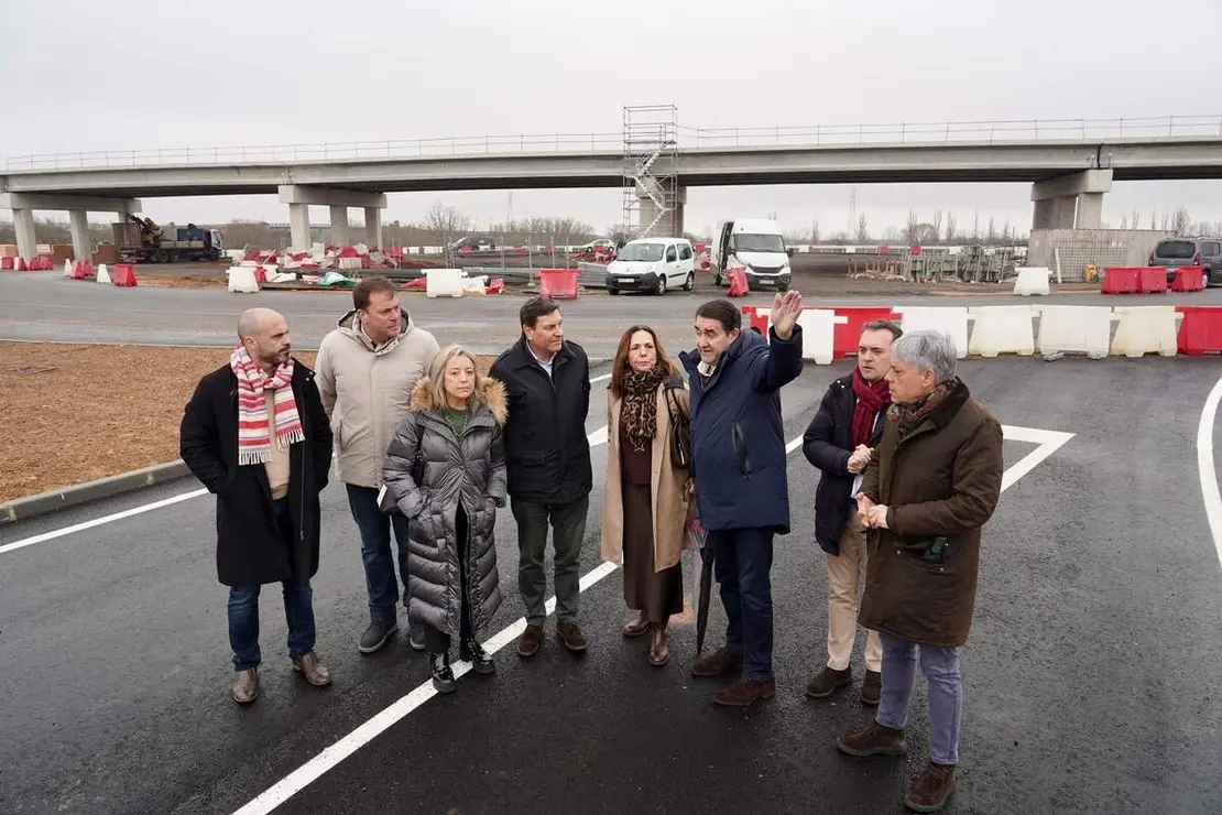 La candidata del PP de Le&oacute;n a las Cortes, Mar&iacute;a Jos&eacute; &Aacute;lvarez Casais, visita el pol&iacute;gono industrial de Villadangos del P&aacute;ramo, junto al consejero de Econom&iacute;a y Hacienda, Carlos Fern&aacute;ndez Carriedo y el presidente provincial del partido, Juan Carlos Su&aacute;rez-Qui&ntilde;ones