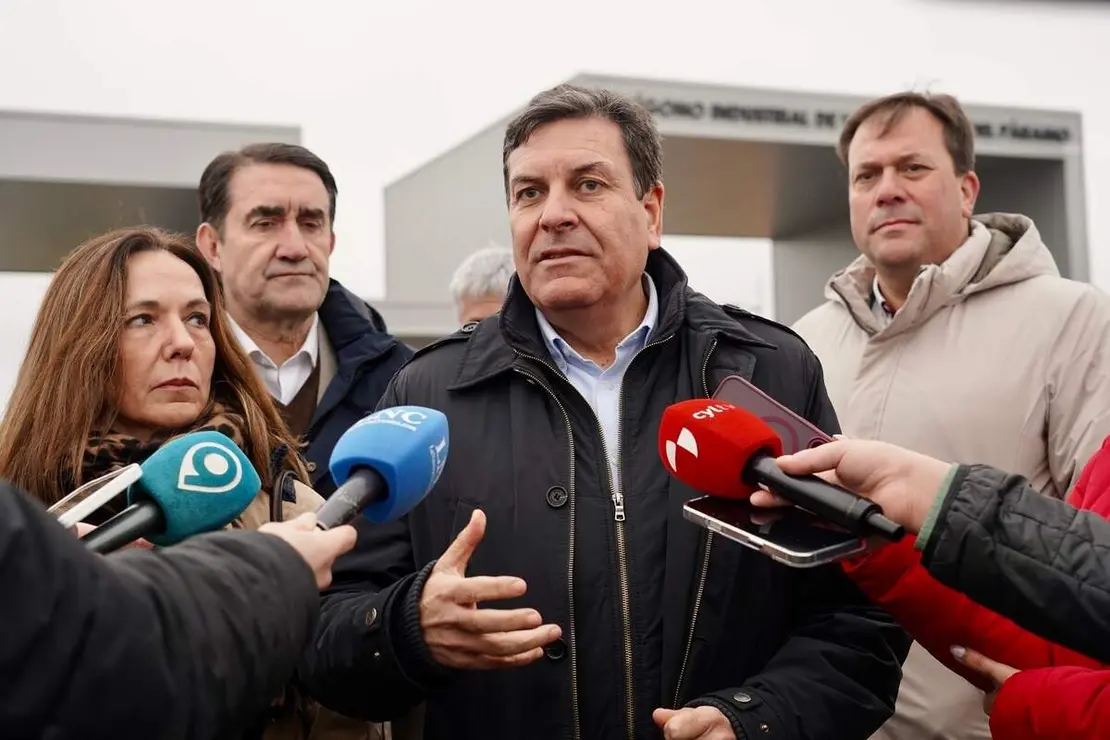 La candidata del PP de Le&oacute;n a las Cortes, Mar&iacute;a Jos&eacute; &Aacute;lvarez Casais, visita el pol&iacute;gono industrial de Villadangos del P&aacute;ramo, junto al consejero de Econom&iacute;a y Hacienda, Carlos Fern&aacute;ndez Carriedo y el presidente provincial del partido, Juan Carlos Su&aacute;rez-Qui&ntilde;ones