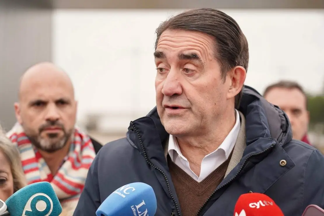 La candidata del PP de Le&oacute;n a las Cortes, Mar&iacute;a Jos&eacute; &Aacute;lvarez Casais, visita el pol&iacute;gono industrial de Villadangos del P&aacute;ramo, junto al consejero de Econom&iacute;a y Hacienda, Carlos Fern&aacute;ndez Carriedo y el presidente provincial del partido, Juan Carlos Su&aacute;rez-Qui&ntilde;ones