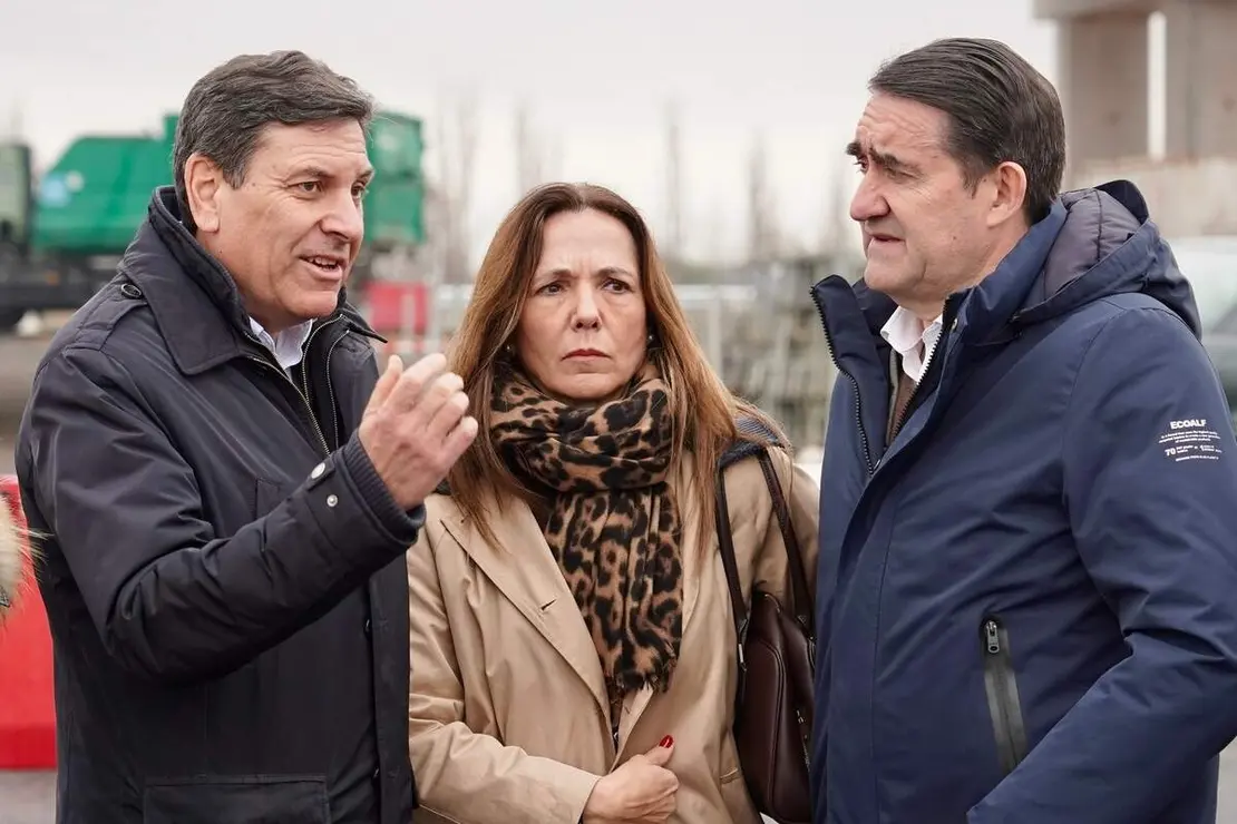 La candidata del PP de Le&oacute;n a las Cortes, Mar&iacute;a Jos&eacute; &Aacute;lvarez Casais, visita el pol&iacute;gono industrial de Villadangos del P&aacute;ramo, junto al consejero de Econom&iacute;a y Hacienda, Carlos Fern&aacute;ndez Carriedo y el presidente provincial del partido, Juan Carlos Su&aacute;rez-Qui&ntilde;ones