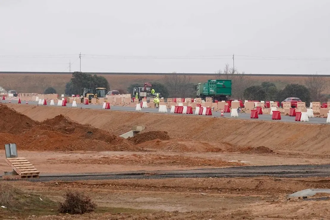 La candidata del PP de Le&oacute;n a las Cortes, Mar&iacute;a Jos&eacute; &Aacute;lvarez Casais, visita el pol&iacute;gono industrial de Villadangos del P&aacute;ramo, junto al consejero de Econom&iacute;a y Hacienda, Carlos Fern&aacute;ndez Carriedo y el presidente provincial del partido, Juan Carlos Su&aacute;rez-Qui&ntilde;ones