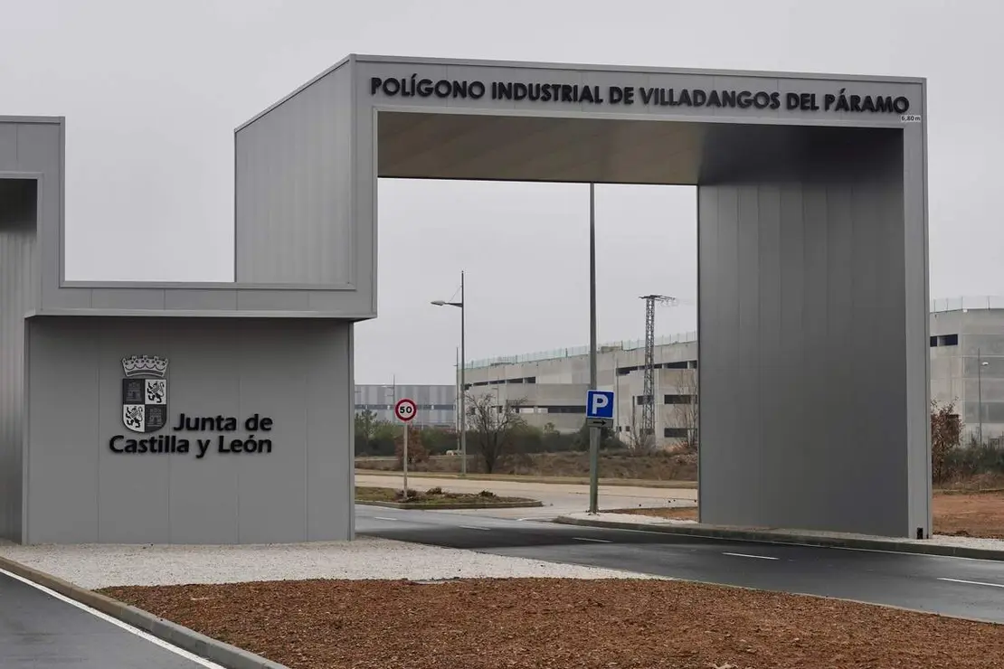 La candidata del PP de Le&oacute;n a las Cortes, Mar&iacute;a Jos&eacute; &Aacute;lvarez Casais, visita el pol&iacute;gono industrial de Villadangos del P&aacute;ramo, junto al consejero de Econom&iacute;a y Hacienda, Carlos Fern&aacute;ndez Carriedo y el presidente provincial del partido, Juan Carlos Su&aacute;rez-Qui&ntilde;ones