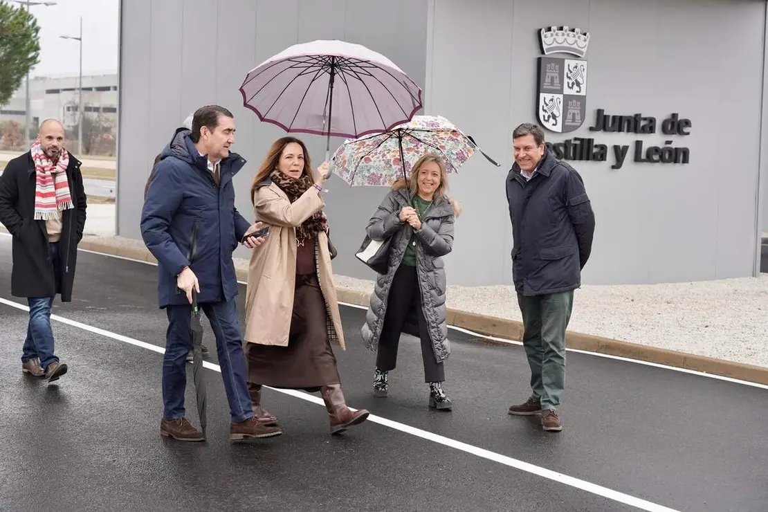 La candidata del PP de Le&oacute;n a las Cortes, Mar&iacute;a Jos&eacute; &Aacute;lvarez Casais, visita el pol&iacute;gono industrial de Villadangos del P&aacute;ramo, junto al consejero de Econom&iacute;a y Hacienda, Carlos Fern&aacute;ndez Carriedo y el presidente provincial del partido, Juan Carlos Su&aacute;rez-Qui&ntilde;ones
