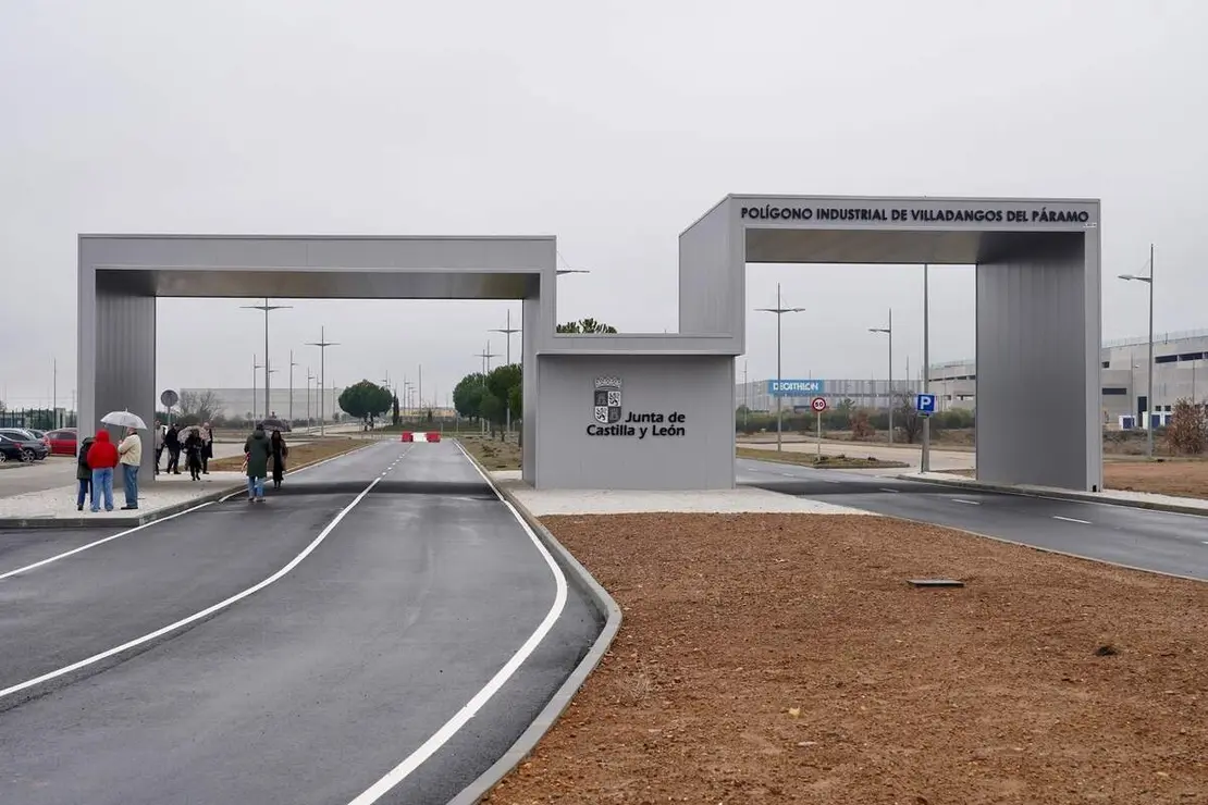 La candidata del PP de Le&oacute;n a las Cortes, Mar&iacute;a Jos&eacute; &Aacute;lvarez Casais, visita el pol&iacute;gono industrial de Villadangos del P&aacute;ramo, junto al consejero de Econom&iacute;a y Hacienda, Carlos Fern&aacute;ndez Carriedo y el presidente provincial del partido, Juan Carlos Su&aacute;rez-Qui&ntilde;ones
