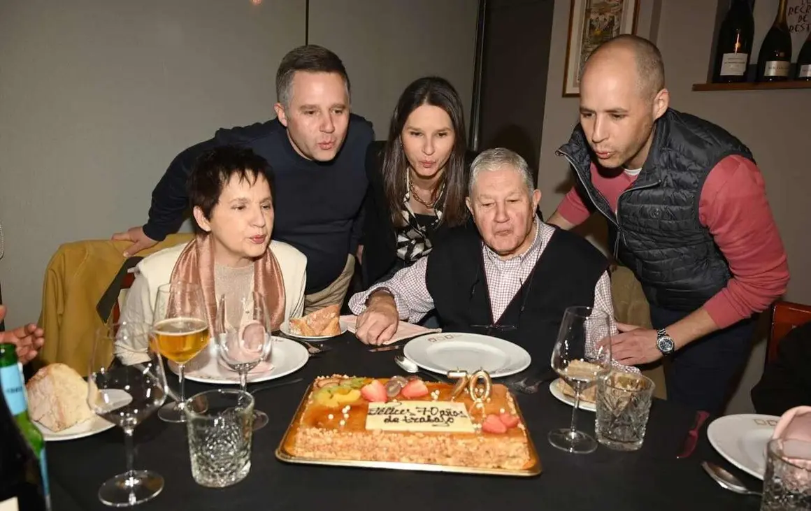 El restaurante Bodega Regia cumple setenta a&ntilde;os de trayectoria convertido en uno de los establecimientos m&aacute;s representativos de la gastronom&iacute;a tradicional leonesa. El negocio abri&oacute; sus puertas en 1956 impulsado por la familia Vidal-Su&aacute;rez como una peque&ntilde;a taberna donde se ofrec&iacute;an vinos, tapas y raciones. El aniversario llega con un entra&ntilde;able reconocimiento a 'Marquitos', su 'alma mater'.