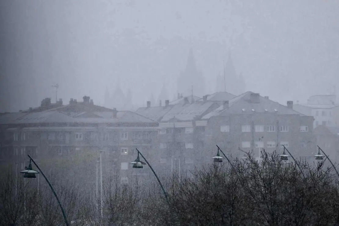 La nieve regresa a la capital leonesa