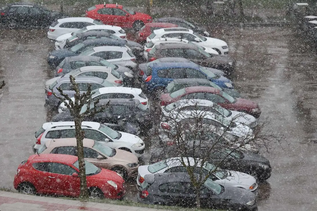 La nieve regresa a la capital leonesa
