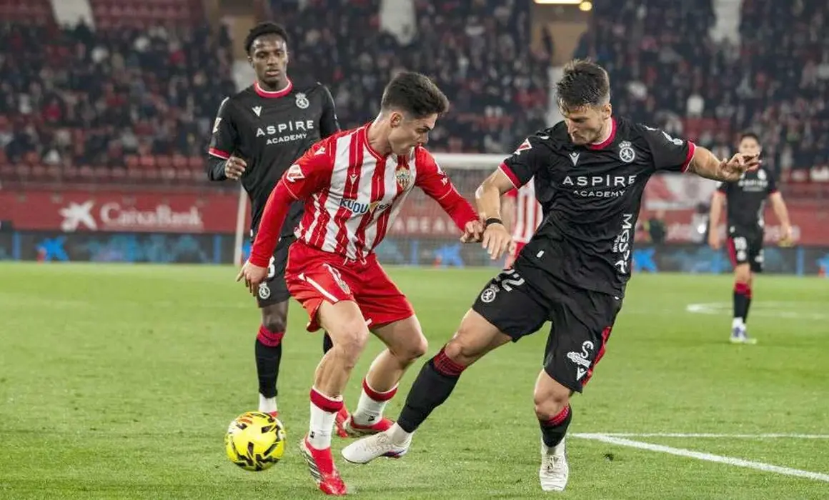 La Cultural vuelve a sufrir, esta vez en Almer&iacute;a, y se mantiene en una desesperada lucha por salir del hoyo. El equipo de De la Barrera, muy diferente en esta ocasi&oacute;n, no encuentra rearme en la primera mitad.