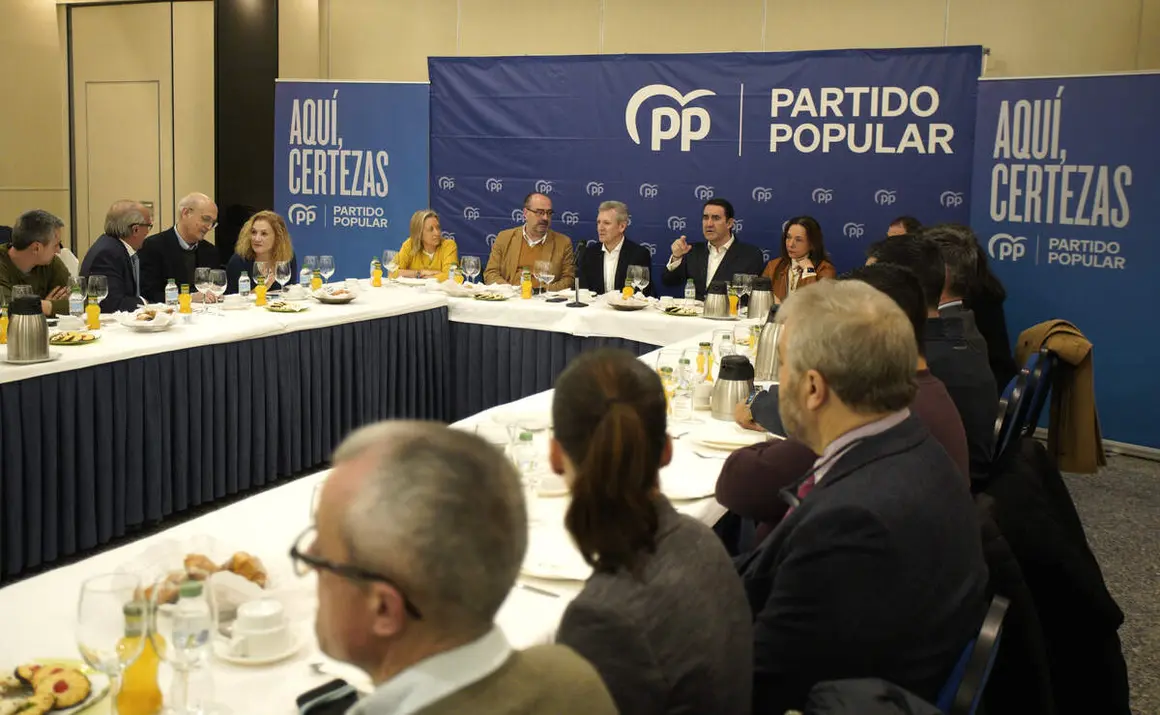 El presidente del PP de Galicia, Alfonso Rueda, durante su participaci&oacute;n en el acto sectorial &lsquo;Emprendimiento e infraestructuras&rsquo;', en Ponferrada