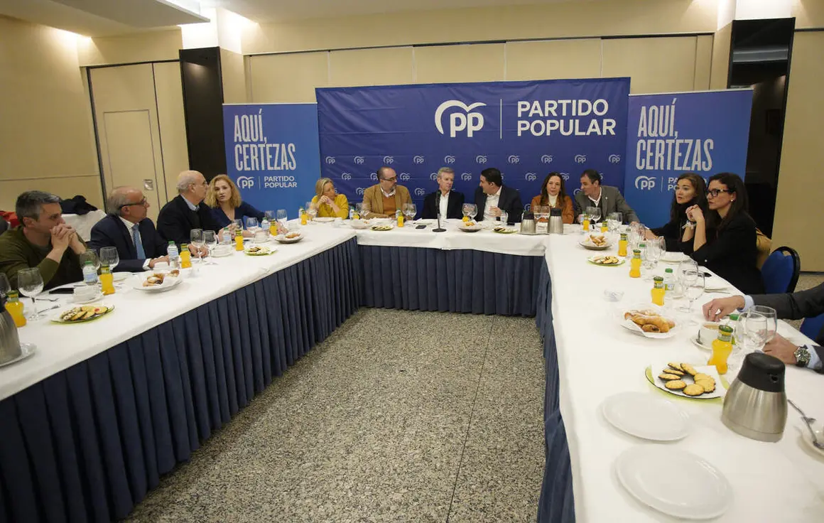 El presidente del PP de Galicia, Alfonso Rueda, durante su participaci&oacute;n en el acto sectorial &lsquo;Emprendimiento e infraestructuras&rsquo;', en Ponferrada