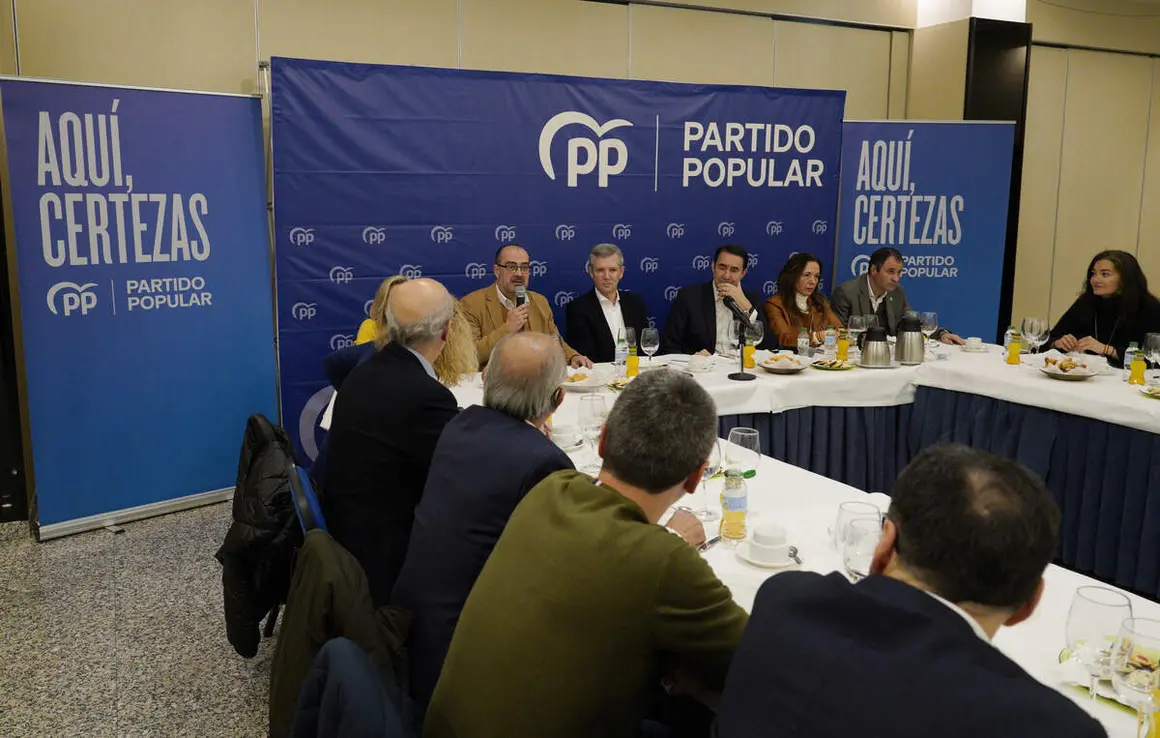 El presidente del PP de Galicia, Alfonso Rueda, durante su participaci&oacute;n en el acto sectorial &lsquo;Emprendimiento e infraestructuras&rsquo;', en Ponferrada
