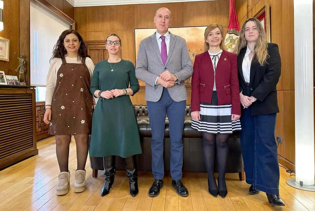 El Ayuntamiento coordina con cofrad&iacute;as los preparativos de la Semana Santa.&nbsp;El alcalde Jos&eacute; Antonio Diez mantiene reuniones con varias penitenciales para ultimar procesiones y actos de una de las celebraciones m&aacute;s emblem&aacute;ticas de Le&oacute;n. En la imagen, en la recepci&oacute;n con Mar&iacute;a del Dulce Nombre.