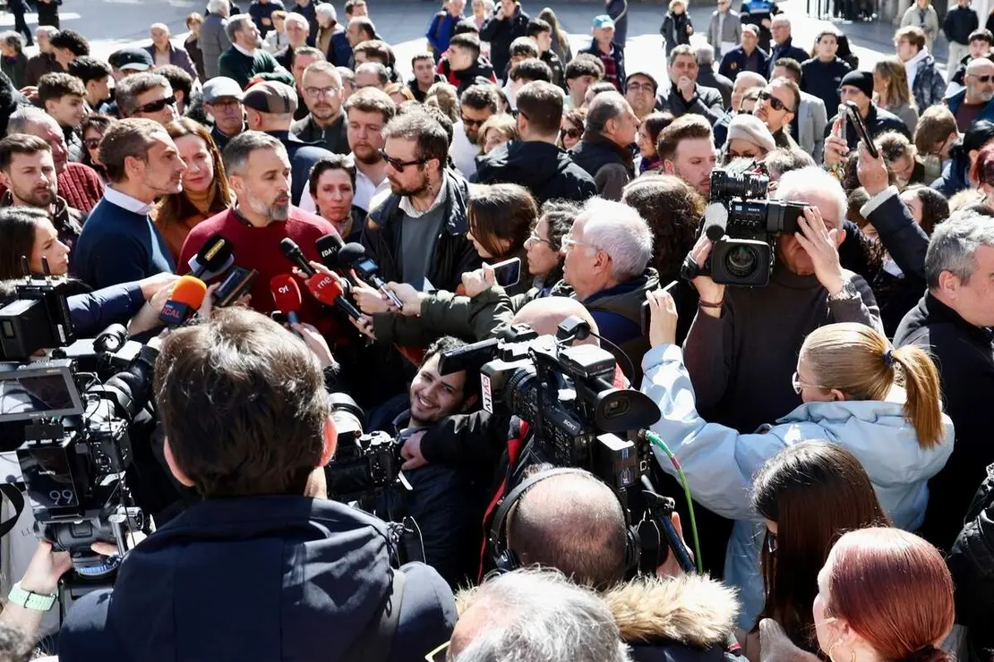 El presidente de Vox, Santiago Abascal, atiende a los medios de comunicaci&oacute;n en la plaza Espa&ntilde;a de Astorga