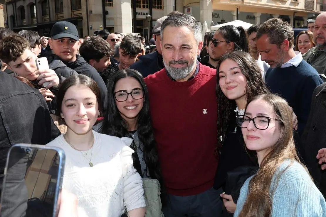 El presidente de Vox, Santiago Abascal, atiende a los medios de comunicaci&oacute;n en la plaza Espa&ntilde;a de Astorga