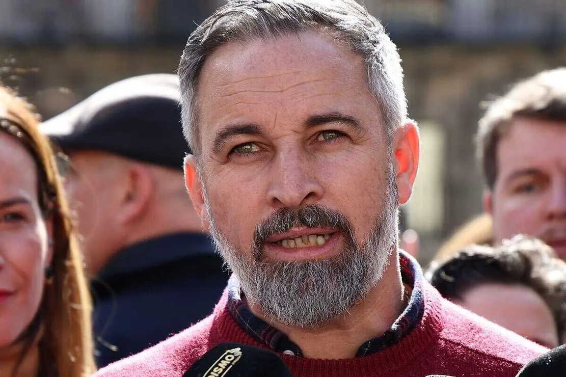 El presidente de Vox, Santiago Abascal, atiende a los medios de comunicaci&oacute;n en la plaza Espa&ntilde;a de Astorga