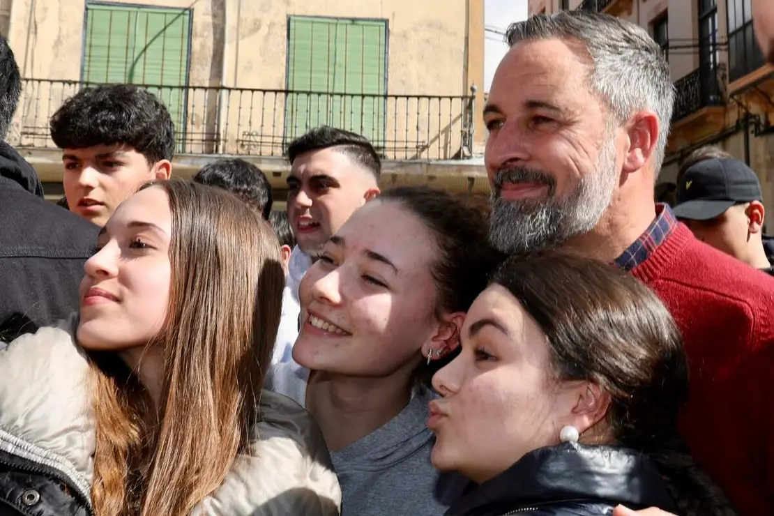 El presidente de Vox, Santiago Abascal, atiende a los medios de comunicaci&oacute;n en la plaza Espa&ntilde;a de Astorga