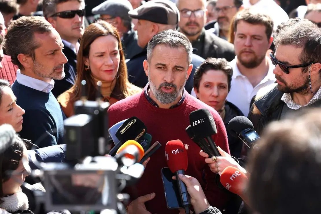 El presidente de Vox, Santiago Abascal, atiende a los medios de comunicaci&oacute;n en la plaza Espa&ntilde;a de Astorga