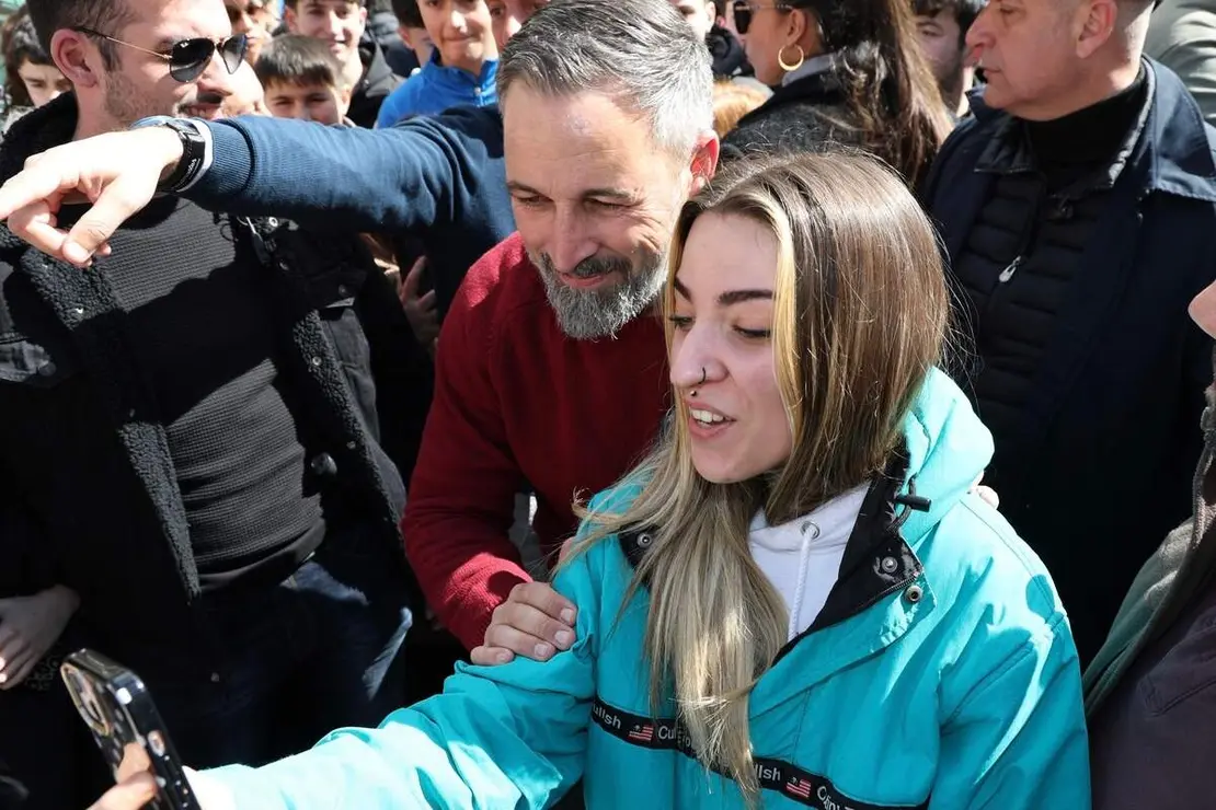 El presidente de Vox, Santiago Abascal, atiende a los medios de comunicaci&oacute;n en la plaza Espa&ntilde;a de Astorga