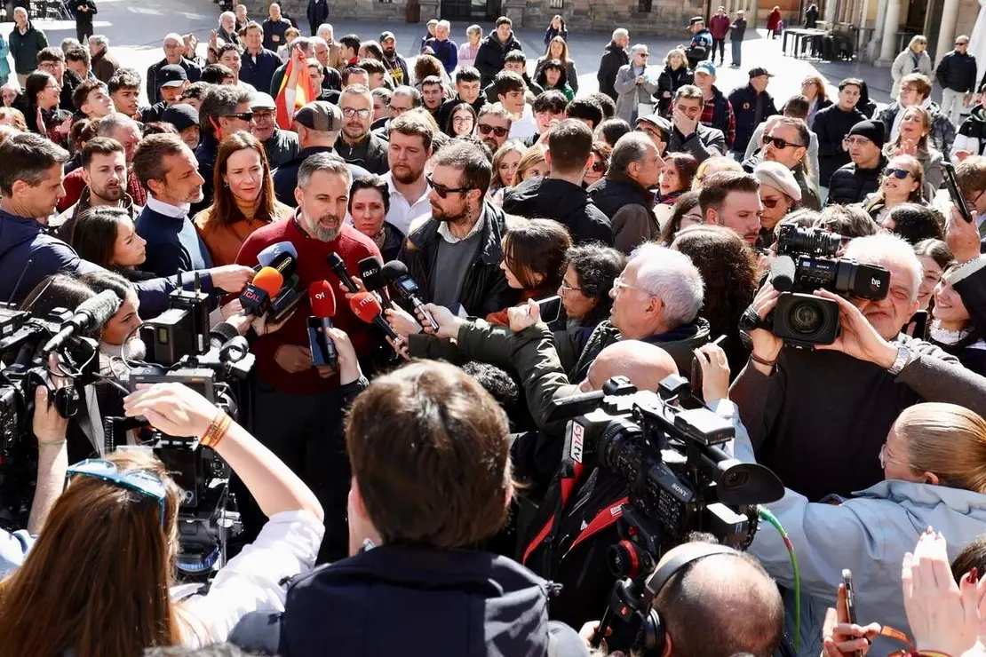 El presidente de Vox, Santiago Abascal, atiende a los medios de comunicaci&oacute;n en la plaza Espa&ntilde;a de Astorga