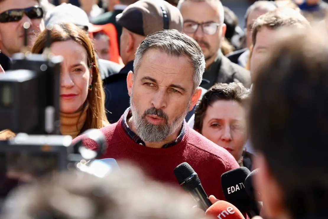 El presidente de Vox, Santiago Abascal, atiende a los medios de comunicaci&oacute;n en la plaza Espa&ntilde;a de Astorga