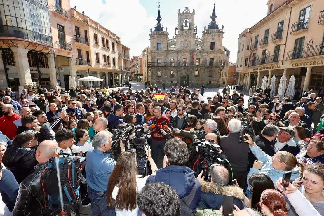 El presidente de Vox, Santiago Abascal, atiende a los medios de comunicaci&oacute;n en la plaza Espa&ntilde;a de Astorga
