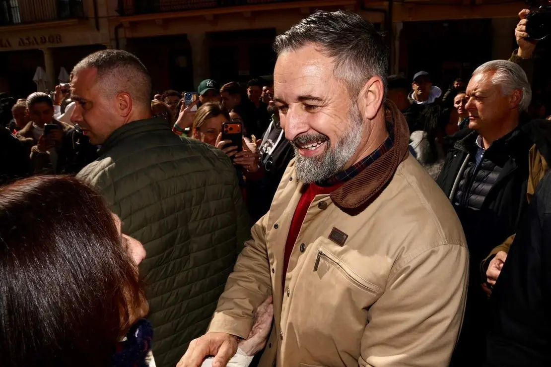 El presidente de Vox, Santiago Abascal, atiende a los medios de comunicaci&oacute;n en la plaza Espa&ntilde;a de Astorga