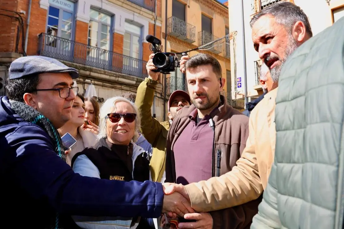 El presidente de Vox, Santiago Abascal, atiende a los medios de comunicaci&oacute;n en la plaza Espa&ntilde;a de Astorga