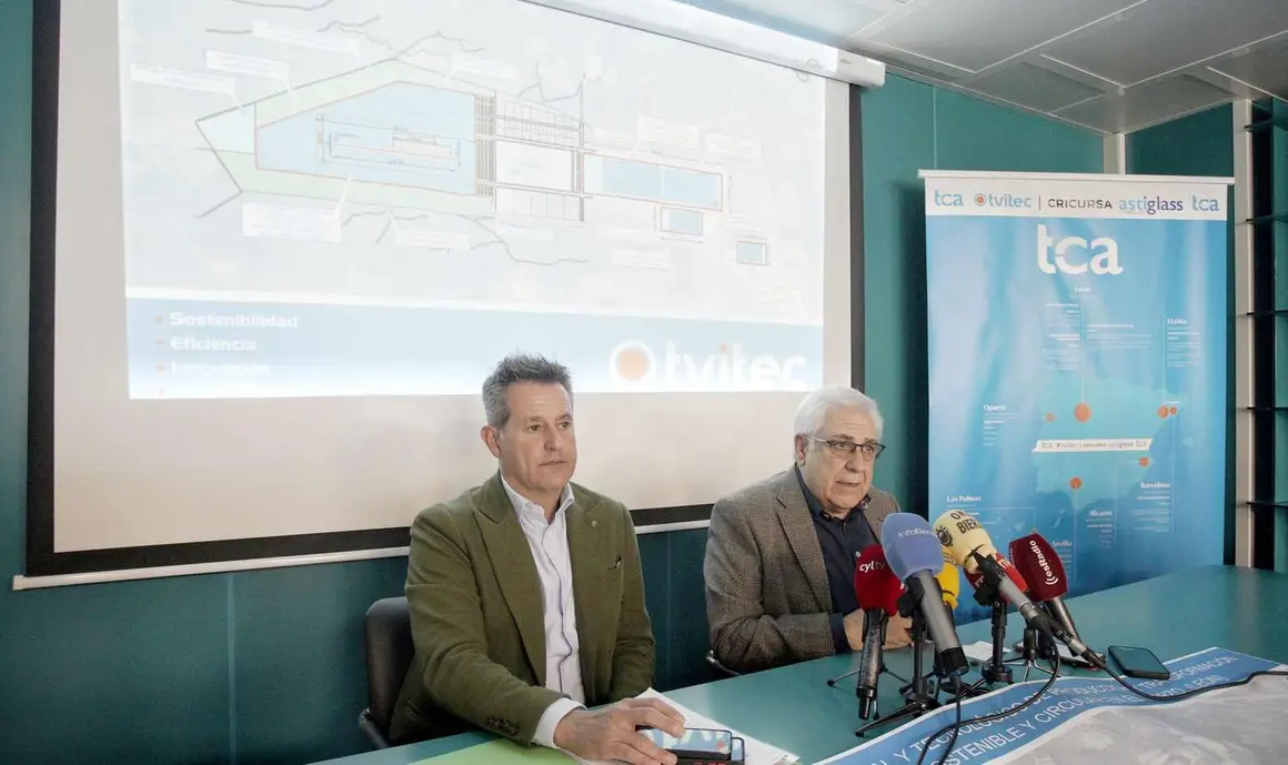 Los principales ejecutivos de la empresa Tvitec, Javier Prado (D), y Alberto Fern&aacute;ndez Sutil (I), durante su comparecencia de esta ma&ntilde;ana para hablar sobre las &uacute;ltimas noticias relevantes de la compa&ntilde;&iacute;a