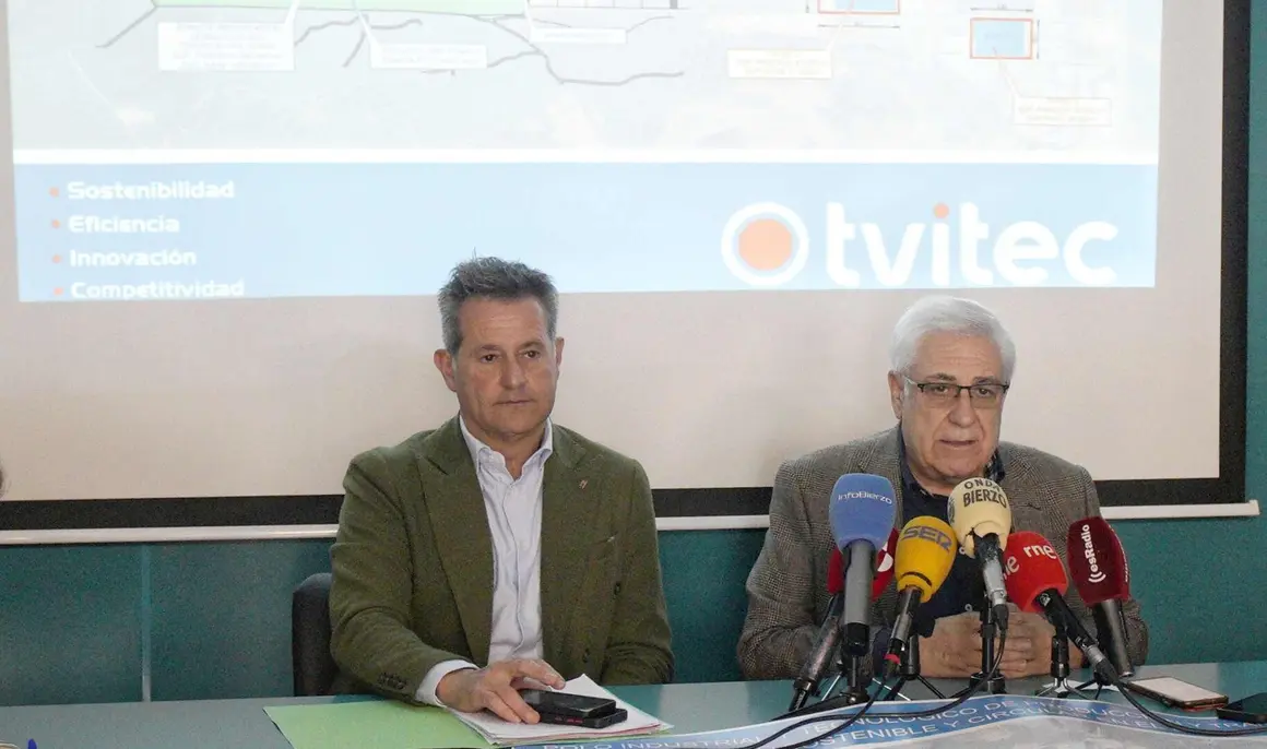 Los principales ejecutivos de la empresa Tvitec, Javier Prado (D), y Alberto Fern&aacute;ndez Sutil (I), durante su comparecencia de esta ma&ntilde;ana para hablar sobre las &uacute;ltimas noticias relevantes de la compa&ntilde;&iacute;a. Foto: C&eacute;sar S&aacute;nchez