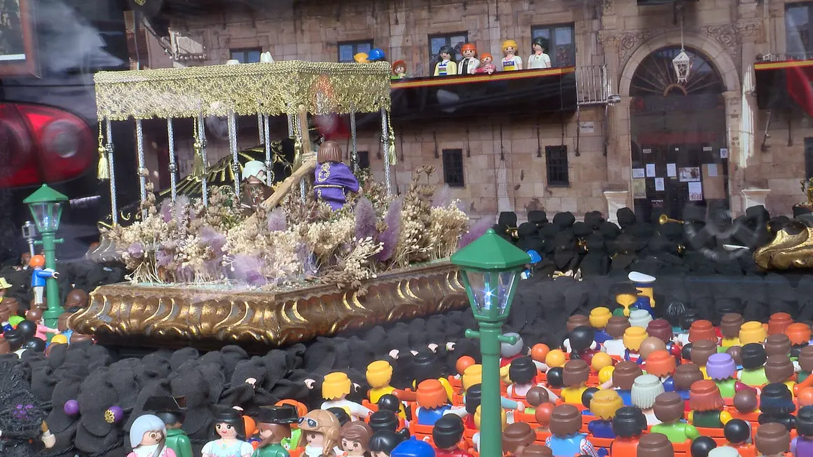 A pocas jornadas de que la ciudad vuelva a sumergirse en la celebraci&oacute;n de la Semana Santa de Le&oacute;n, uno de los escaparates m&aacute;s fotografiados del centro de la ciudad ya vuelve a captar la atenci&oacute;n de vecinos y visitantes. La tienda Festones, en el entorno de La Inmaculada, ha vuelto a llenar su vitrina con una escena a escala protagonizada por figuras de Playmobil que recrean algunos de los momentos m&aacute;s reconocibles de la tradici&oacute;n pasional leonesa. Foto: Luc&iacute;a Ramajo