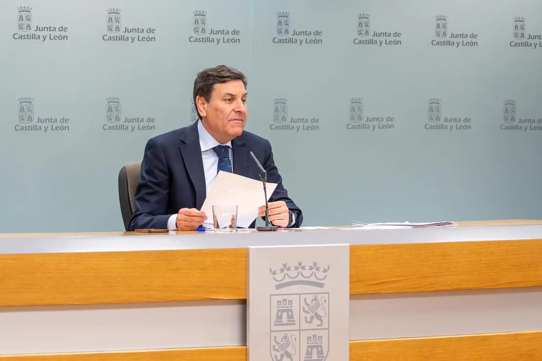 El consejero de Econom&iacute;a y Hacienda y portavoz, Carlos Fern&aacute;ndez Carriedo, comparece en rueda de prensa posterior al Consejo de Gobierno. Fotos: Eduardo Margareto.