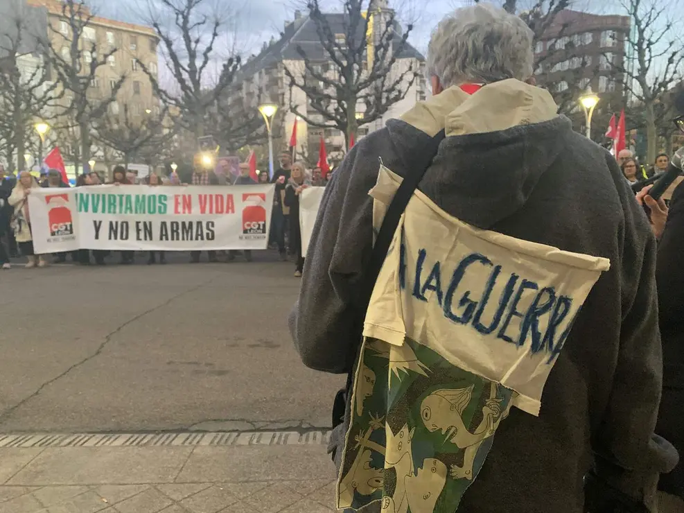 La concentraci&oacute;n convocada en Le&oacute;n para conmemorar el 40 aniversario del refer&eacute;ndum sobre la permanencia de Espa&ntilde;a en la OTAN reuni&oacute; este jueves a decenas de personas frente a la Subdelegaci&oacute;n del Gobierno. La protesta, promovida por la coordinadora &lsquo;No a la Guerra. No a la OTAN Le&oacute;n&rsquo;, comenz&oacute; media hora antes de lo previsto &mdash;sobre las 18.30 horas&mdash; a pesar de que la convocatoria oficial estaba fijada para las 19.00 horas.