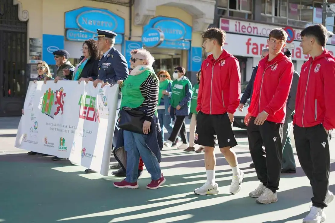 Decenas de ciudadanos participan en el III Paseo Saludable organizado por Alcer Le&oacute;n entre Guzm&aacute;n y San Marcelo para concienciar sobre la enfermedad renal cr&oacute;nica y difundir el lema internacional de la campa&ntilde;a de este a&ntilde;o: &lsquo;Salud renal para todos. Cuidando a la gente, protegiendo el planeta&rsquo;.