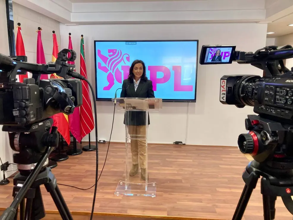 La candidata de UPL a la Presidencia de la Junta, Alicia Gallego, acompa&ntilde;ada por integrantes de su lista, ofrece una rueda de prensa para valorar la campa&ntilde;a electoral. Foto: Peio Garc&iacute;a.